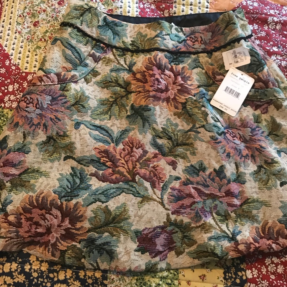 Short flowery skirt